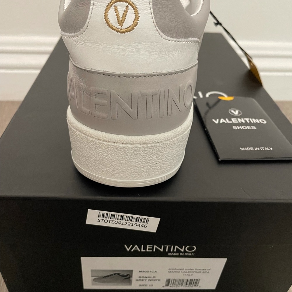 Leather upper
Logo hardware on the front
Lace-up